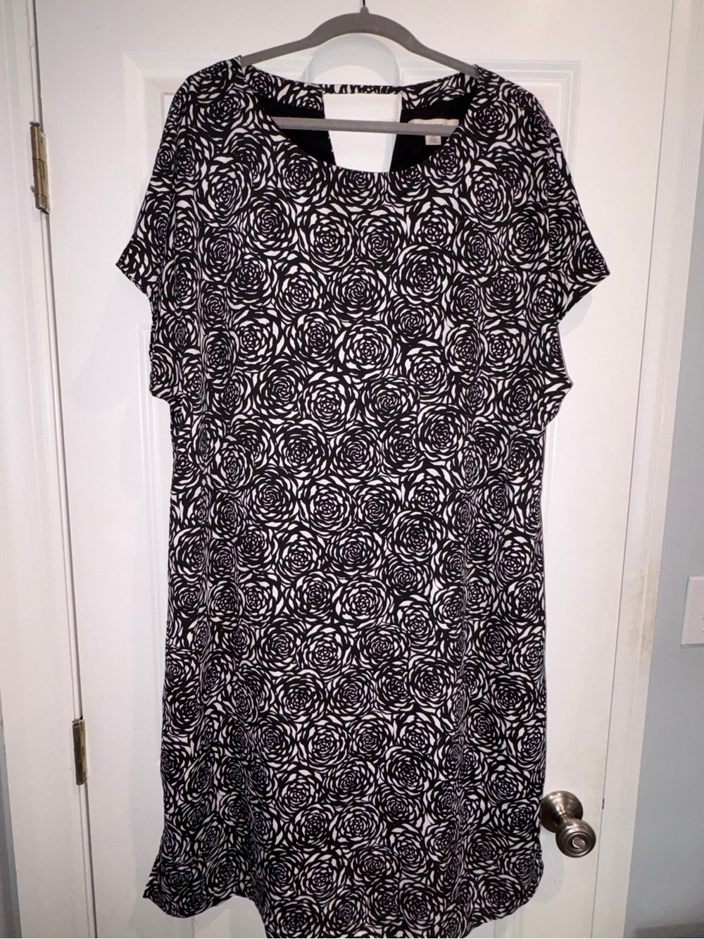 Sejour Black and White Rose Print Shift Dress – Size 14W – POCKETS!